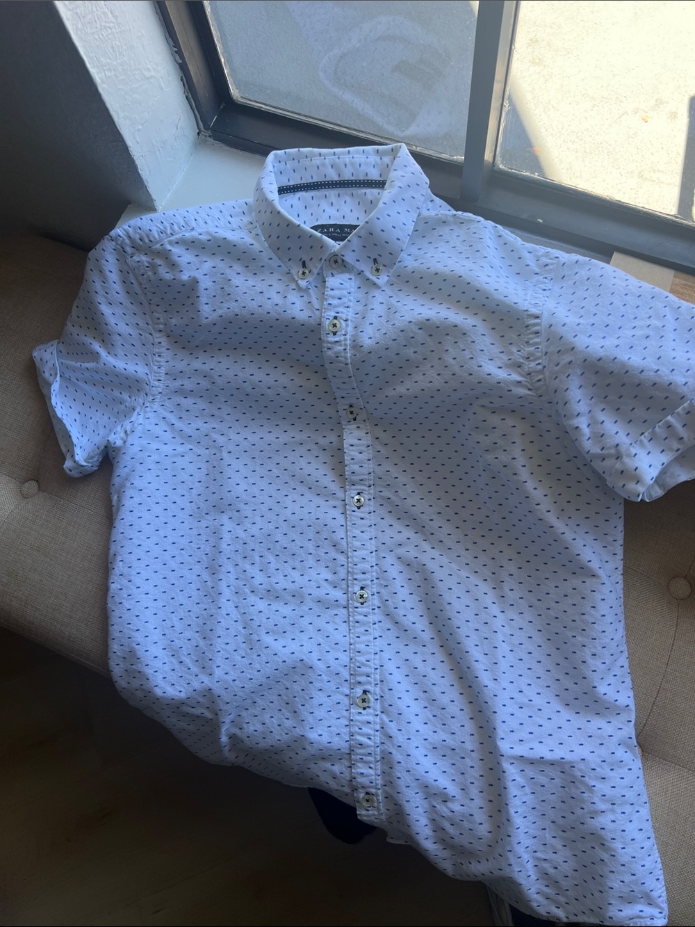 Zara White Short-Sleeve Button-Down with Navy Micro-fish pattern - Picture 6 of 8